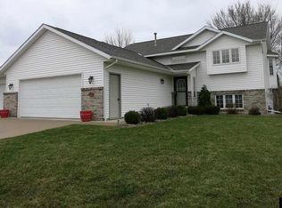 117 Creekside Dr, Eagle Lake, MN 56024