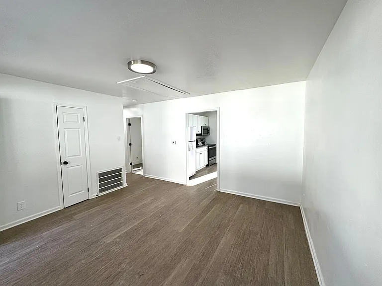 306 N Jackson St — Photo 40
