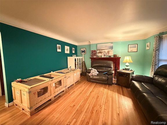 5th image of 649 Meridan St