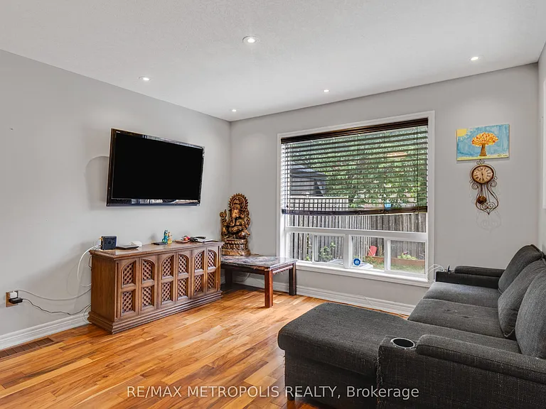 2420 Baintree Cres — Photo 14