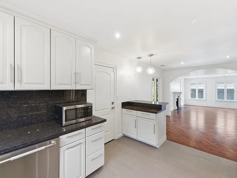 2476 Homewood Dr — Photo 9