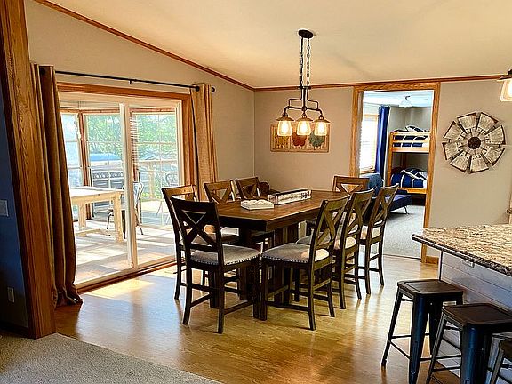Dining Room: 10' x 13'