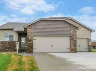 1413 Bridgewood Dr, Fairfax, IA 52228