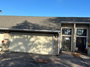 39 Round Lake Trl, Little Canada, MN 55117