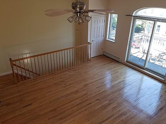 4th image of 566 20th St APT 3