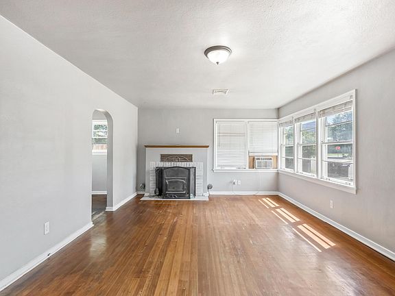 3rd image of 585 SE 4th St