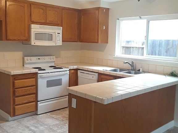 3rd image of 17 Uxbridge Ct