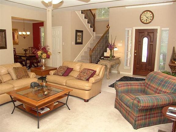 3rd image of 3909 Montrose Dr