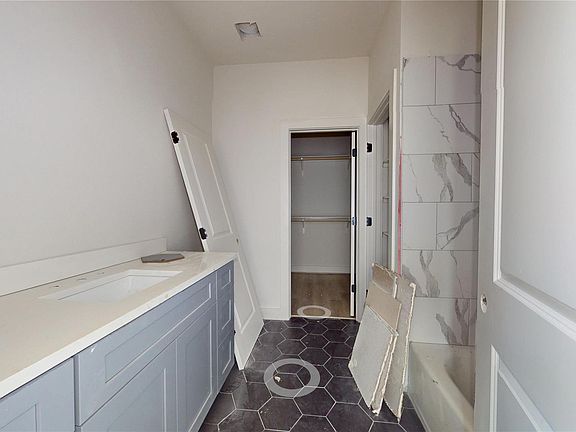 5th image of 2039 Oak Forest Dr