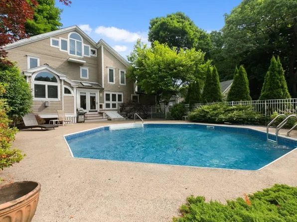 11 Bartlett Pl, Amesbury, MA 01913