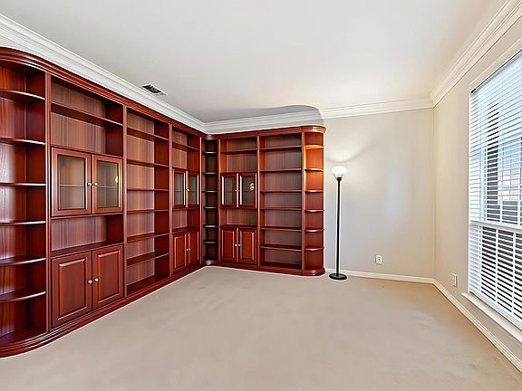 4th image of 8205 Crabtree Dr