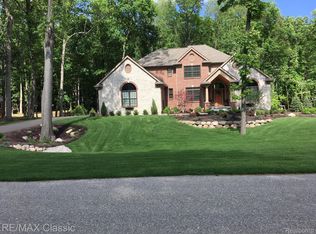 2549 Pine Bluffs Ct, Highland, MI 48356