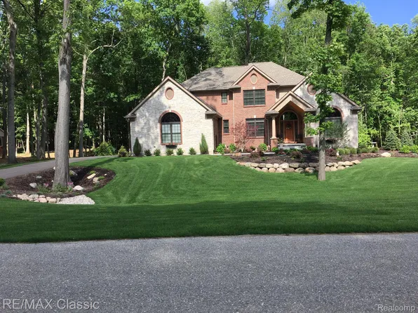 2549 Pine Bluffs Ct, Highland, MI 48357
