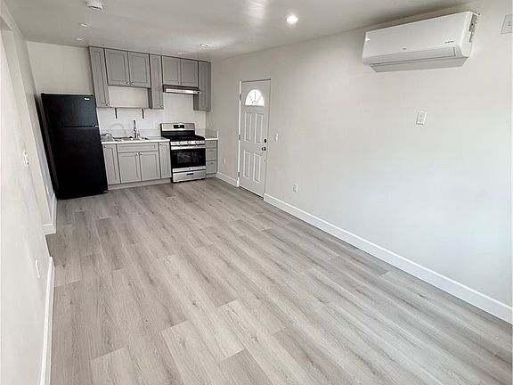4th image of 9011 Oneida Ave