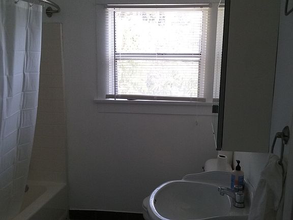 3rd image of 922 1/2 Lucile Ave