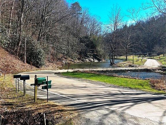 3rd image of 128 Wolf Den Trail