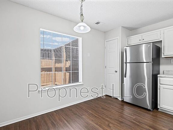 2nd image of 807 Barrington Woods Cv