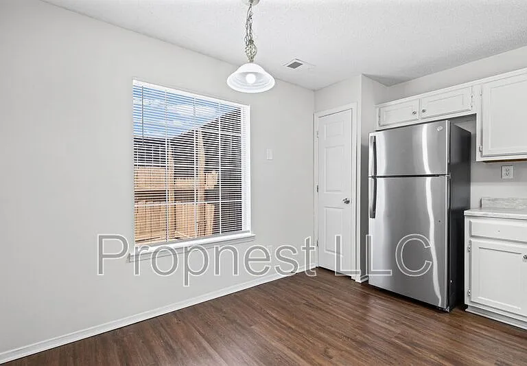 807 Barrington Woods Cv — Photo 2