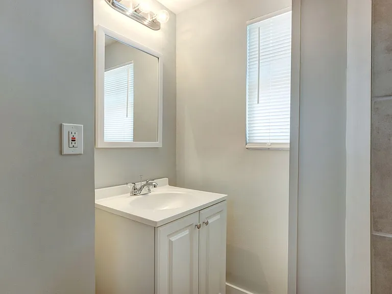 917 West Victory Drive — Photo 14