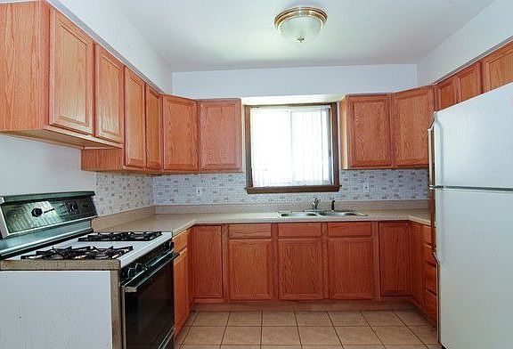 3rd image of 395 Greenbay Ave