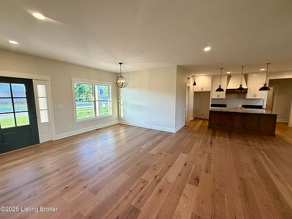 5th image of 100 Dorchester Ln