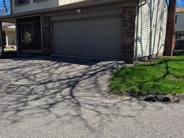 2898 Roundtree Dr, Troy, MI 48083