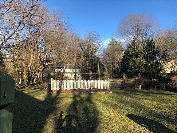 4th image of 712 N Laurel St
