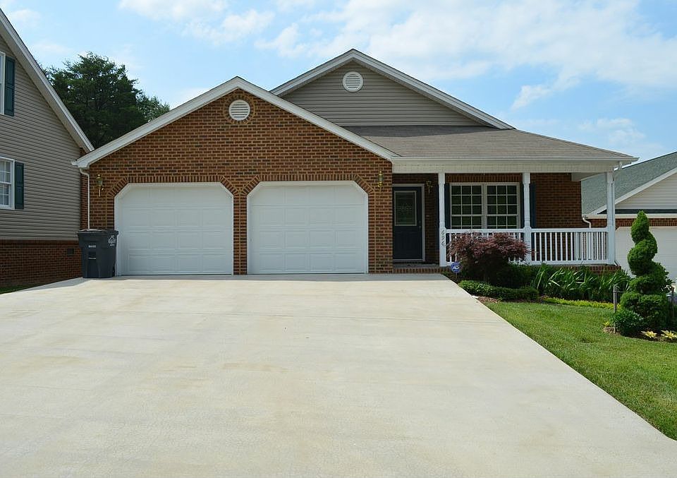 1st image of 696 Willowcrest Pl