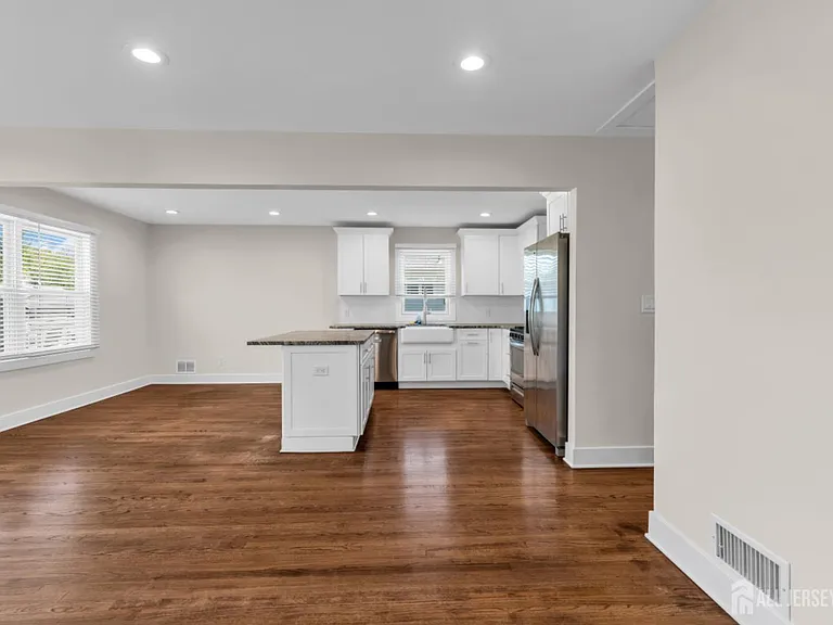 36 Van Buren Ave — Photo 14