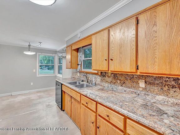 4th image of 645 Park St