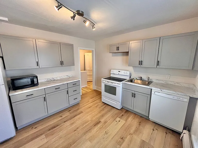 105-107 Richards Ave #107 — Photo 6