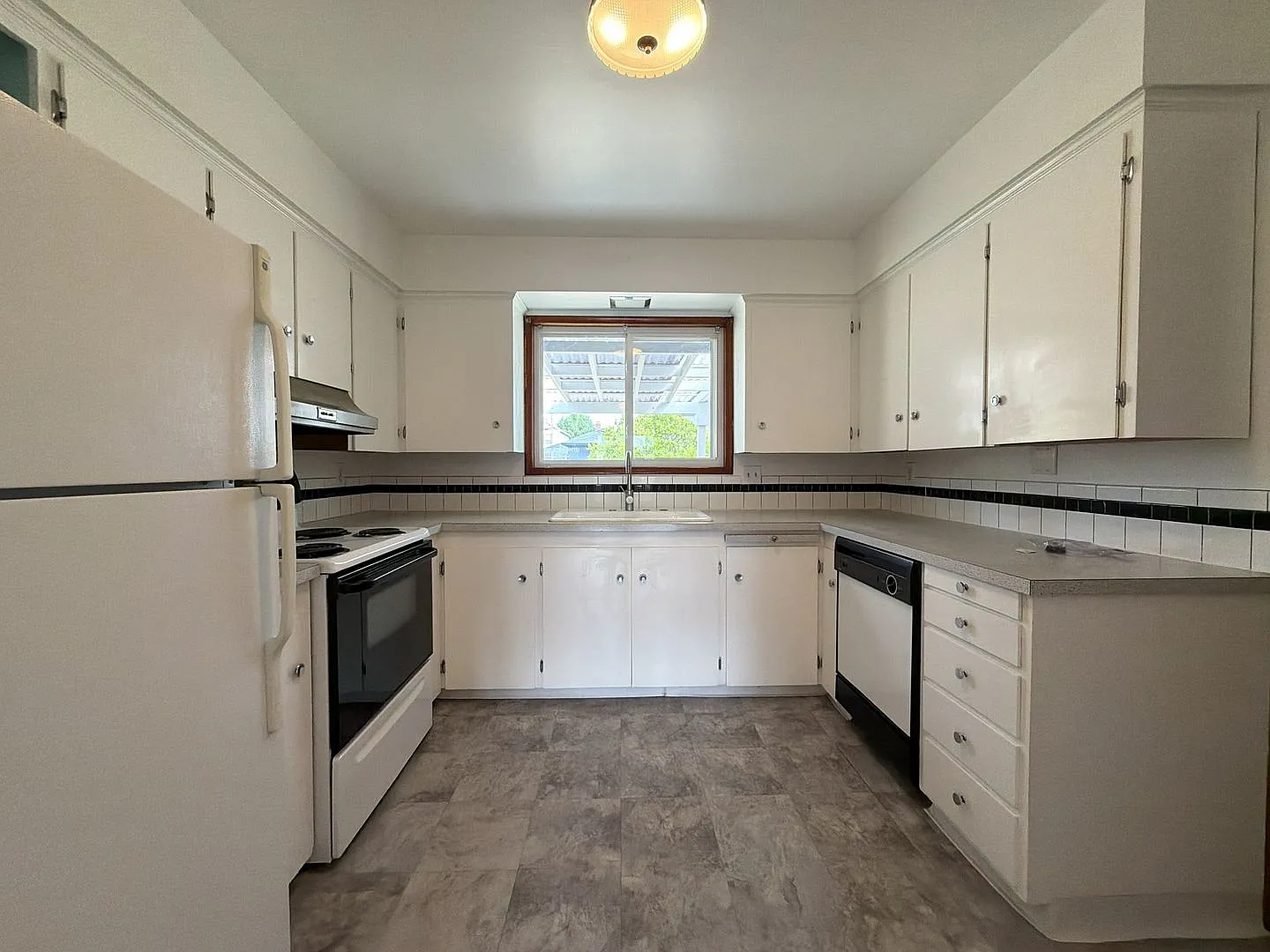 Charming Single-Level 2 Bedroom Home with Hardwood Floors, Spacious Kitchen, Attached Garage & Co... — Photo 4