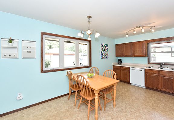 4th image of 615 Holdridge Ave