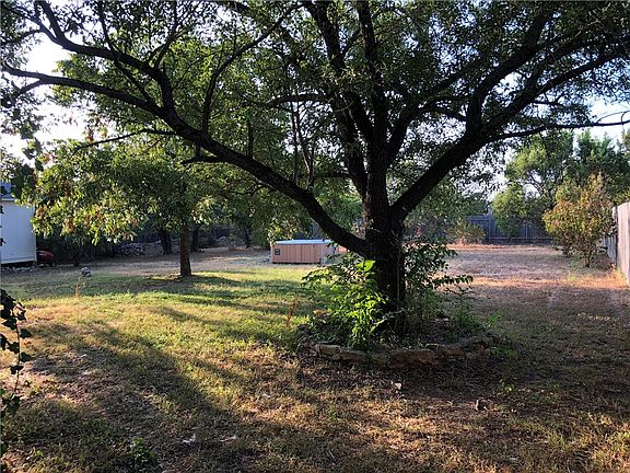 4th image of 1102 Oakwood Dr