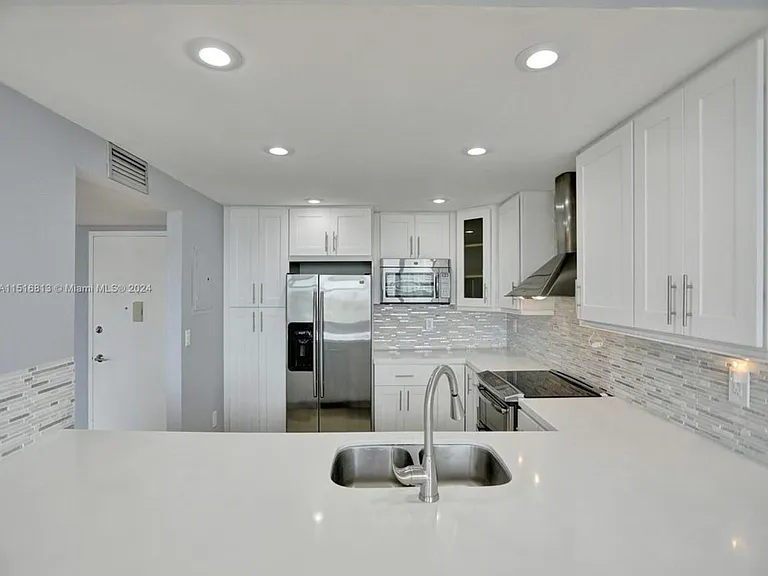 11930 N Bayshore Dr #601 — Photo 23