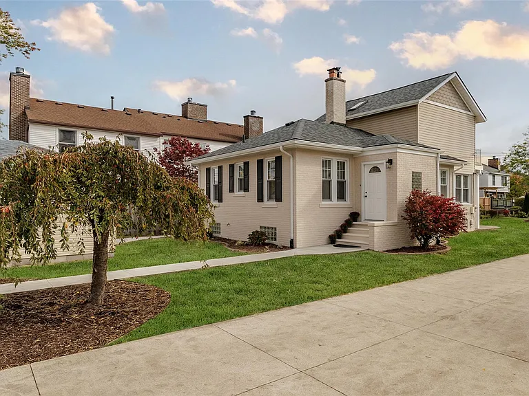 33316 Jefferson Ave — Photo 3