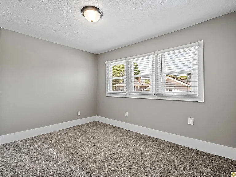 823 N H St — Photo 16