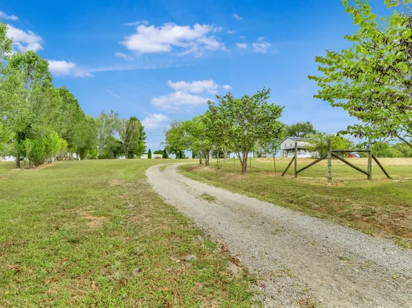 1584 Errel Dowlen Rd, Pleasant View, TN 37146