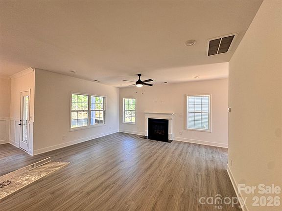 3rd image of 724 Inwood Hill Dr #8