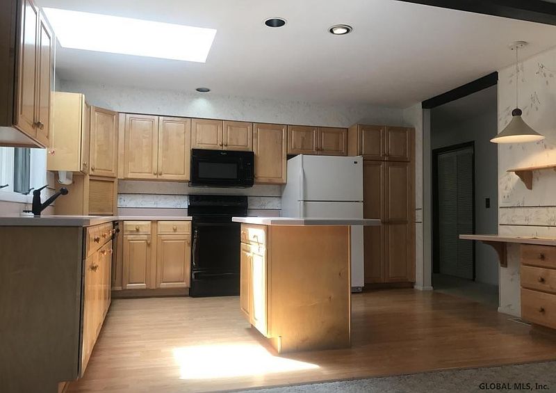 4th image of 60 COURTHOUSE Drive