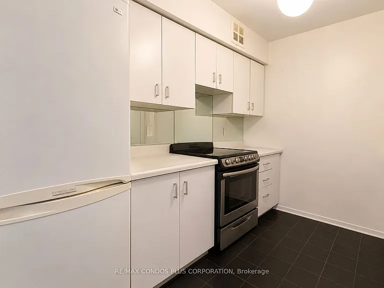 1055 Bay St #508 — Photo 6