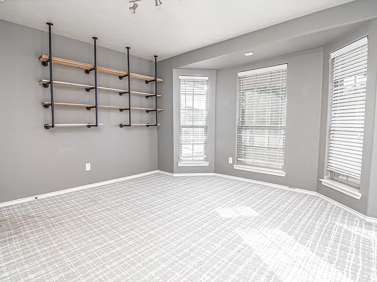 5705 Champions Dr — Photo 17