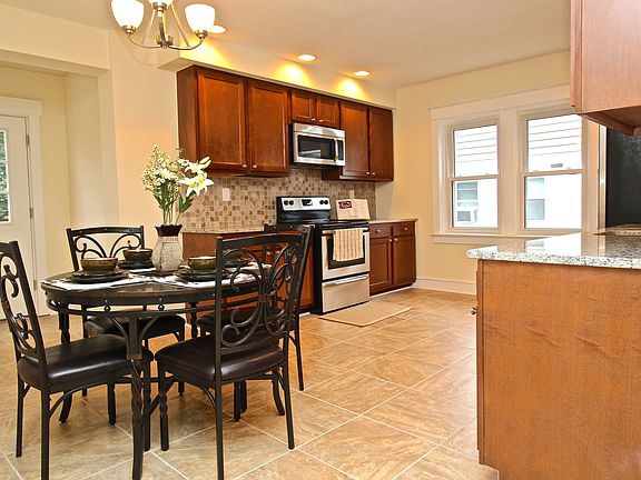 Gorgeous Eat-In Kitchen
