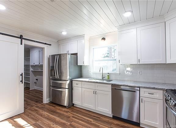 3rd image of 922 Cathedral Dr