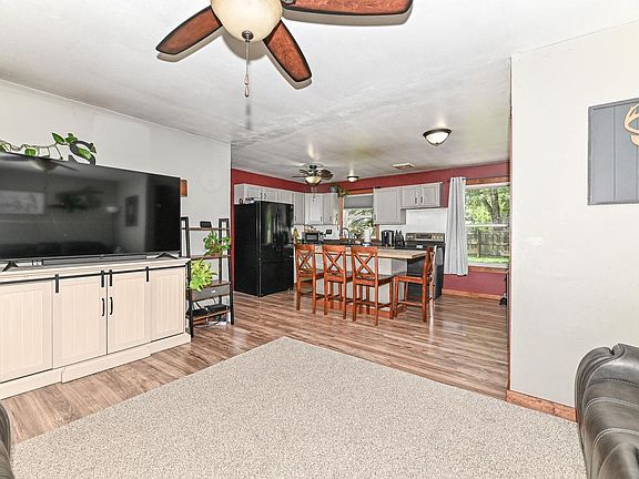 2nd image of 322 Woodlawn AVENUE