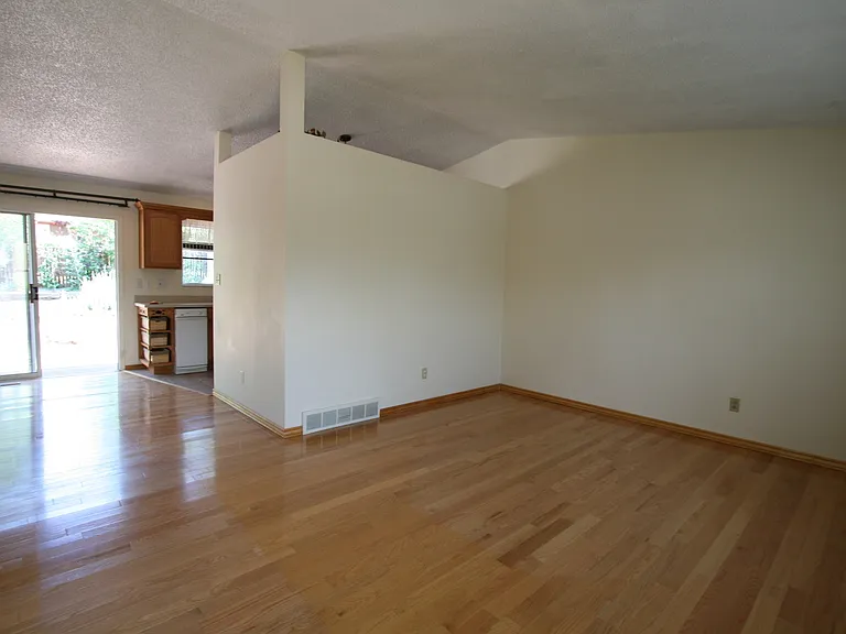 1092 Stanton St — Photo 3