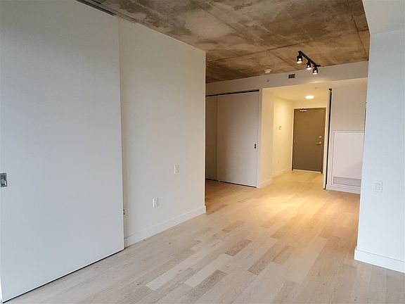 5th image of 1048 Wellington St #612