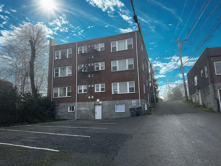 Belmont - 13 Unit — Photo 19