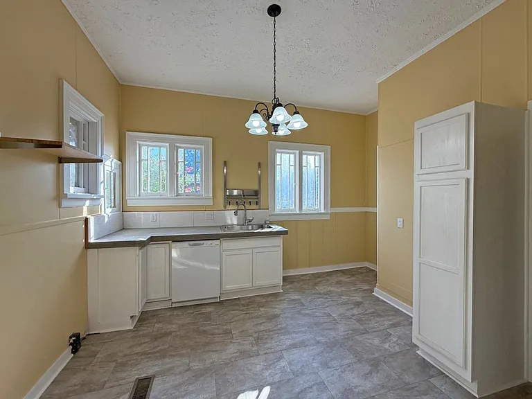 551 E Boswell St — Photo 12
