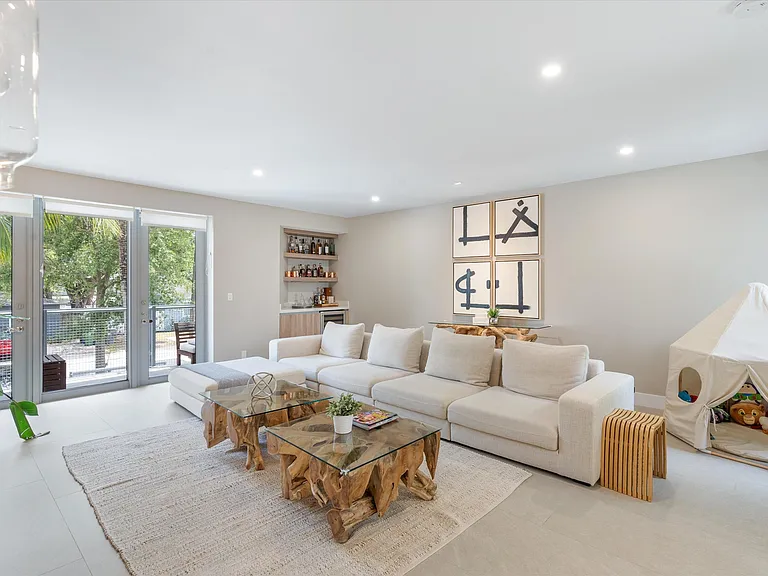 1509 NE 4th Pl — Photo 3